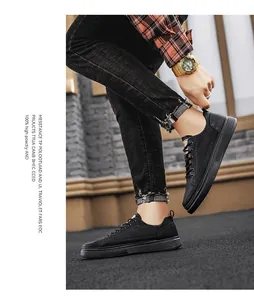 Detailansicht schwarzer wasserfester Leder-Freizeitschuhe mit rutschfester dicker Sohle