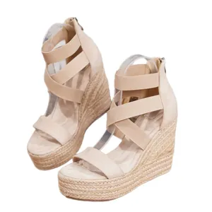 Sandales compensées beiges pour femmes avec brides élastiques et fermeture éclair.
