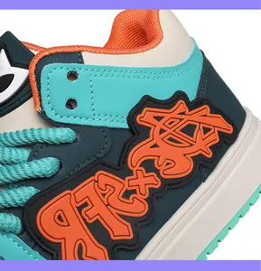 Primo piano di una sneaker alta colorata con logo arancione testurizzato e lacci verdi.