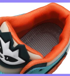 Vista dettagliata dell'interno delle sneakers alte con fodera in rete arancione.