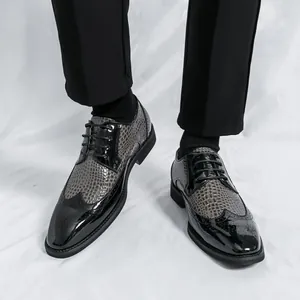 Elegante zweifarbige Herrenschuhe aus schwarzem Lackleder und grauem geprägtem Leder