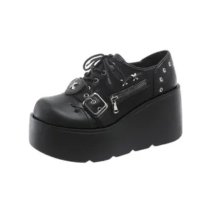 Detailansicht schwarzer Gothic-Plateauschuhe mit Metallschnallen und Reißverschlüssen.
