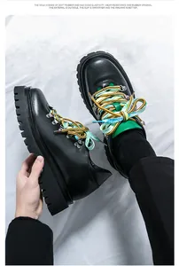 Dettaglio di scarpe platform in pelle nera stile inglese con lacci intrecciati colorati