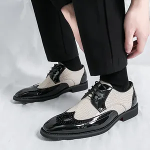 Klassische zweifarbige Budapester Schuhe für Herren mit Flügelkappe und Schnürdesign