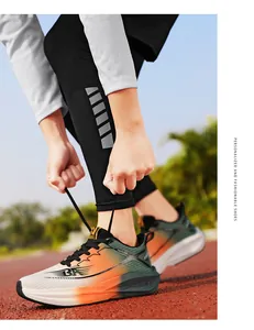 Primer plano de zapatillas flyknit con un diseño degradado en una pista de atletismo