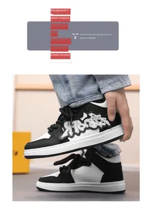 Primo piano di sneakers alte bianche e nere con un design grafico laterale unico.