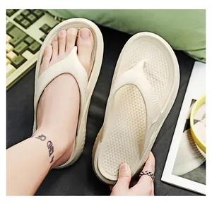 Detailansicht cremefarbener Herren-Flip-Flops mit dicker Polstersohle und flexiblem Design.