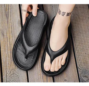 Detailansicht schwarzer Herren-Flip-Flops mit einer rutschfesten, strukturierten Sohle