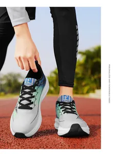 Vista detallada de zapatillas de punto con degradado de colores en pista de atletismo