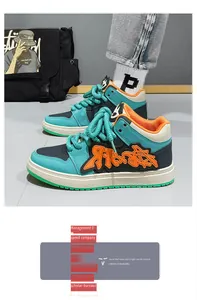 Vista dettagliata delle sneakers streetwear alte blu e arancioni con suola bianca