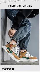 Primo piano di eleganti sneakers alte da uomo indossate con jeans denim contro un muro.