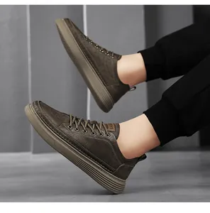 Detaillierte Seitenansicht wasserdichter brauner Herren-Sneaker aus hochwertigem Kunstleder.