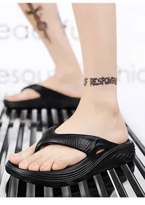 Nahaufnahme von rutschfesten schwarzen Herren-Flip-Flops für den Sommer am Strand