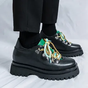 Scarpe rialzate da uomo in pelle nera con plateau e un'altezza nascosta di 8 cm.