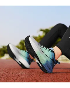 Primer plano de zapatillas deportivas de punto degradado con suelas blancas gruesas y acolchadas