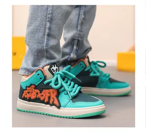 Dettaglio laterale di sneakers alte color verde acqua e verde con patch APE x SFR
