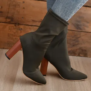 Elegante dunkelgrüne Stretch-Stiefel mit spitzer Kappe und klobigen Holzmaserung-Absätzen