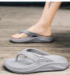Graue Herren-Zehentrenner mit weicher Sohle für Strand, Sport und Freizeit im Sommer.