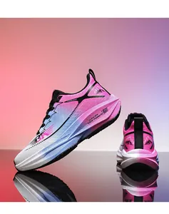 Primer plano de zapatillas de punto degradado rosa y azul con suelas muy gruesas