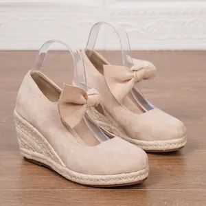 Elegantes sandalias de cuña tipo alpargata en ante beige con lazo y suela de esparto