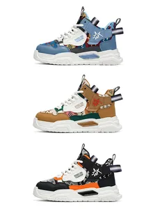 Presentazione di sneakers alte da uomo nelle varianti blu, marrone e nero