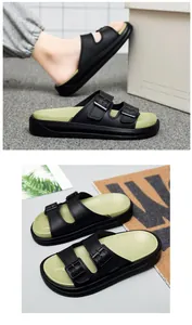 Détail de sandales noires à semelles compensées pour hommes avec boucles et assise verte