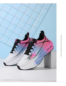 Vista lateral de zapatillas gruesas elegantes de tejido degradado rosa con suela gruesa