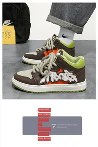 Dettaglio di eleganti sneaker high-top con design multicolore in una scena streetwear