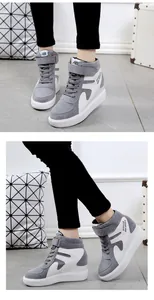 Vue latérale détaillée des baskets compensées montantes grises et blanches pour femmes
