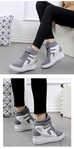 Vue détaillée de baskets compensées montantes en daim gris et blanc avec sangle Velcro