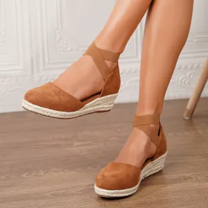 Sandalias de esparto con cuña para mujer en color marrón con tiras elásticas cruzadas