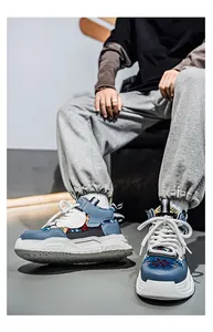 Vista dettagliata di sneakers alte blu chunky con suole bianche spesse su un modello