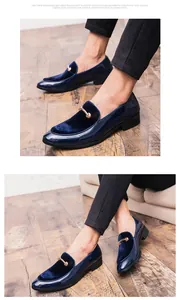 Dettaglio di mocassini in velluto blu navy e pelle verniciata con fibbia dorata