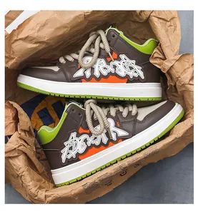 Dettaglio di sneaker alte alla moda con lettere graffiti e combinazione di colori vivaci.