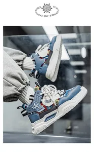 Sneaker da uomo alte blu e bianche con suole spesse e dettagli con motivi decorativi