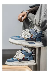 Dettaglio laterale di eleganti sneaker alte da uomo multicolori con suola spessa