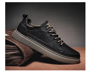 Detailaufnahme der schwarzen wasserdichten Leder-Sneaker für Herren mit Gummisohle