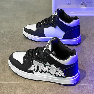 Sneakers alte da uomo alla moda in bianco e nero con un esclusivo design graffiti