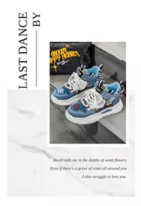 Sneaker alte blu da uomo con suole spesse in un ambiente di vita contemporaneo.
