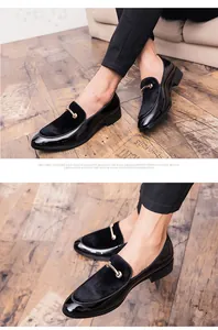 Dettaglio di scarpe da uomo in stile British in pelle verniciata nera con inserto velluto