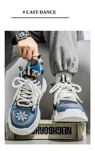 Vista dettagliata delle sneakers alte da uomo alla moda con motivo colorato e suola platform