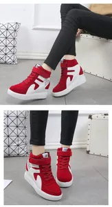 Vue détaillée de baskets compensées montantes rouge et blanc avec bride velcro et plateforme.