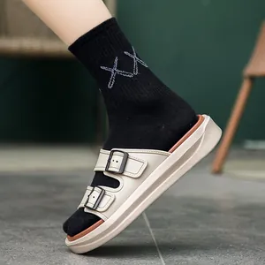 Sandales beiges à double boucle pour hommes avec semelle épaisse et design antidérapant