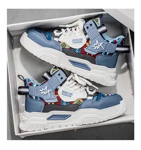 Sneakers alte da uomo alla moda con motivi colorati in una scatola bianca pulita