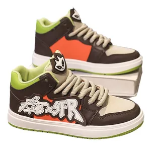 Scarpe alte alla moda da uomo con suola platform e applicazione testo ADE x SFR