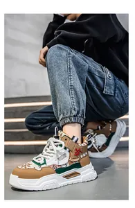 Primo piano dettagliato di sneakers trendy alte marroni e bianche su un modello.