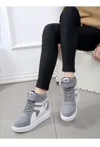 Gros plan de baskets à plateforme en daim gris et blanc avec bride velcro tendance