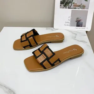 Γυναικεία φλατ σανδάλια με τετράγωνη μύτη και καφέ-μαύρο πλεκτό καρό σχέδιο λουράκι