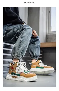 Primo piano di sneakers alte da uomo con suole spesse e design a blocchi di colore.