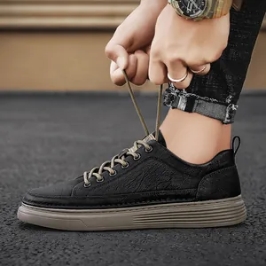 Lässige schwarze Leder-Sneaker für Herren im Outdoor-Stil mit brauner Gummisohle